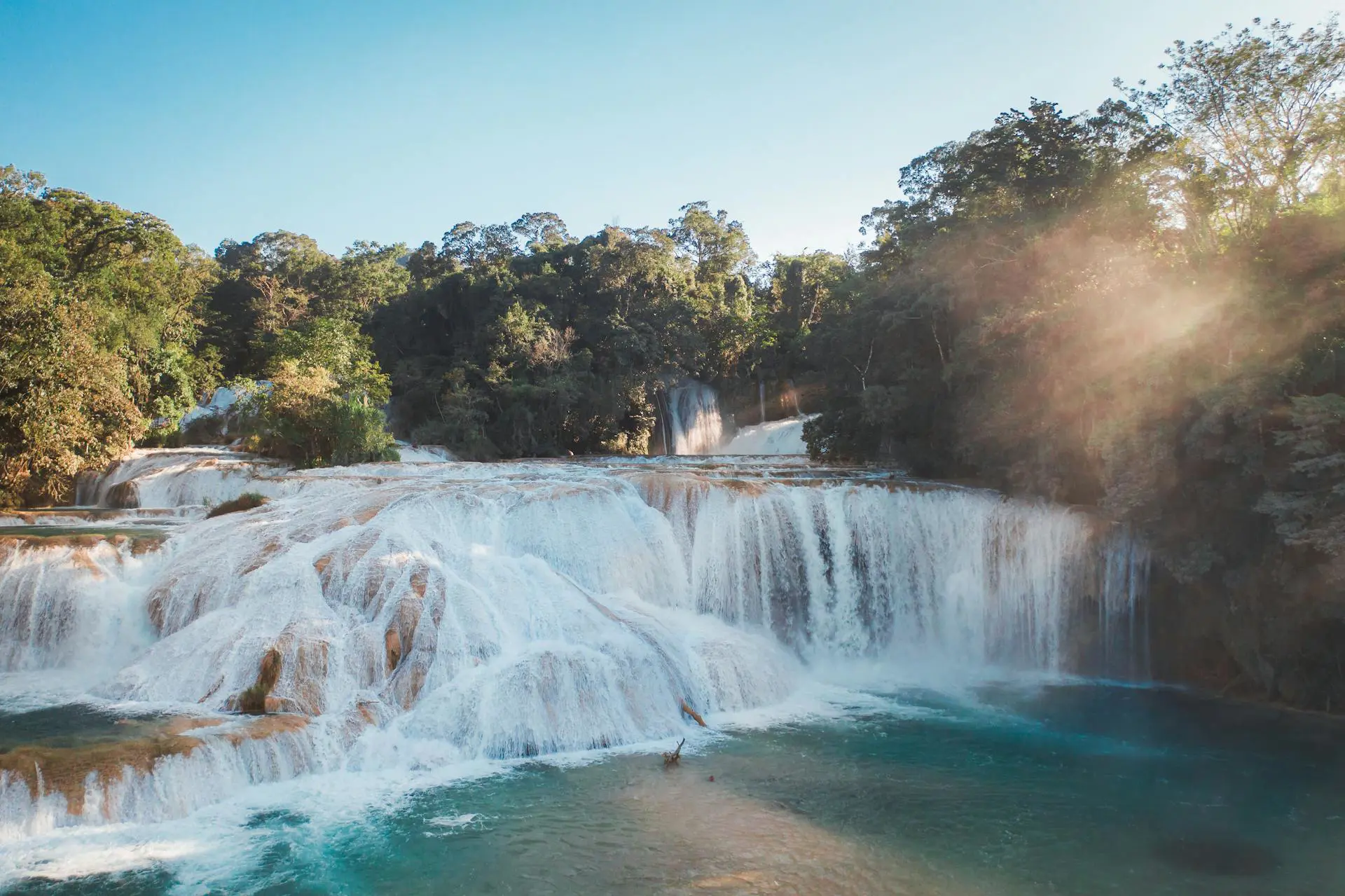 La Magia no es la Cascada, es la Historia: Un Encuentro Inesperado en Chiapas